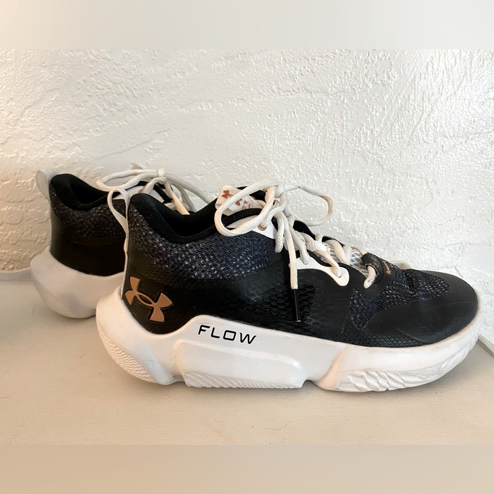 Under armor flow breakthru. Size 8.5.